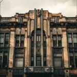 Ornamentierte Jugendstilfassade mit symmetrischer Mitte und Balkonen
