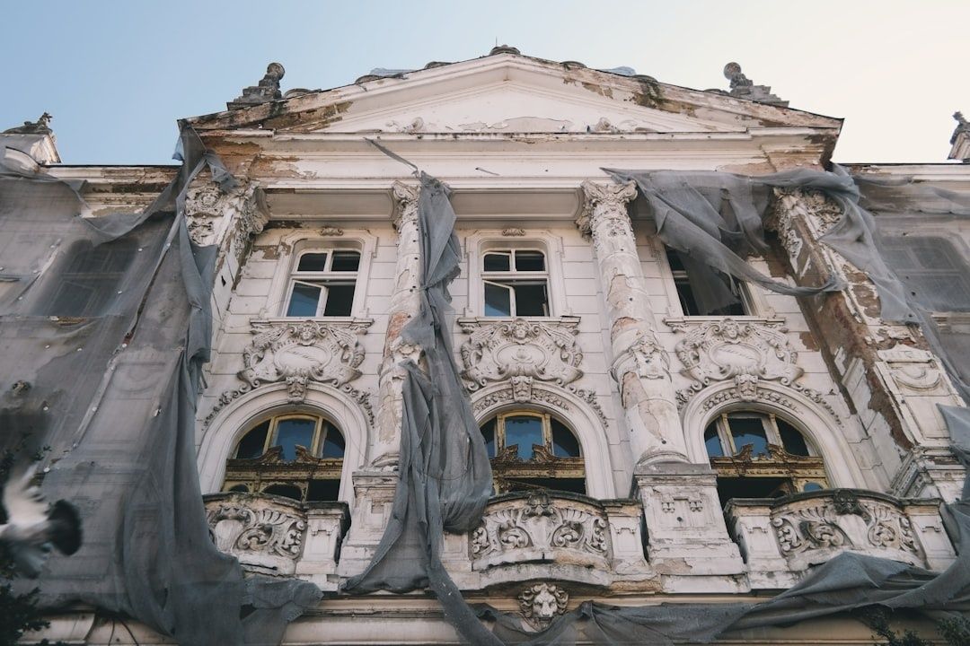 Ornate historische Stuckfassade mit Baugerüst und Schutznetzen